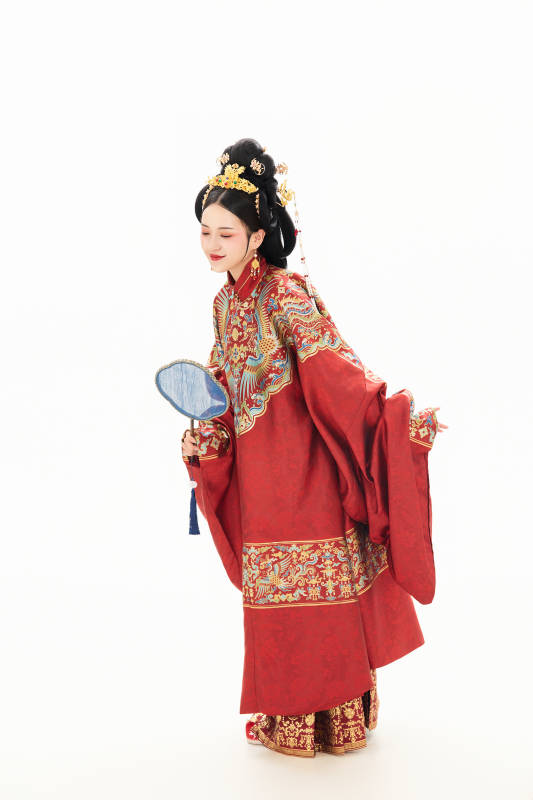 白色背景下穿着中国明朝明制汉服服饰的少女图片