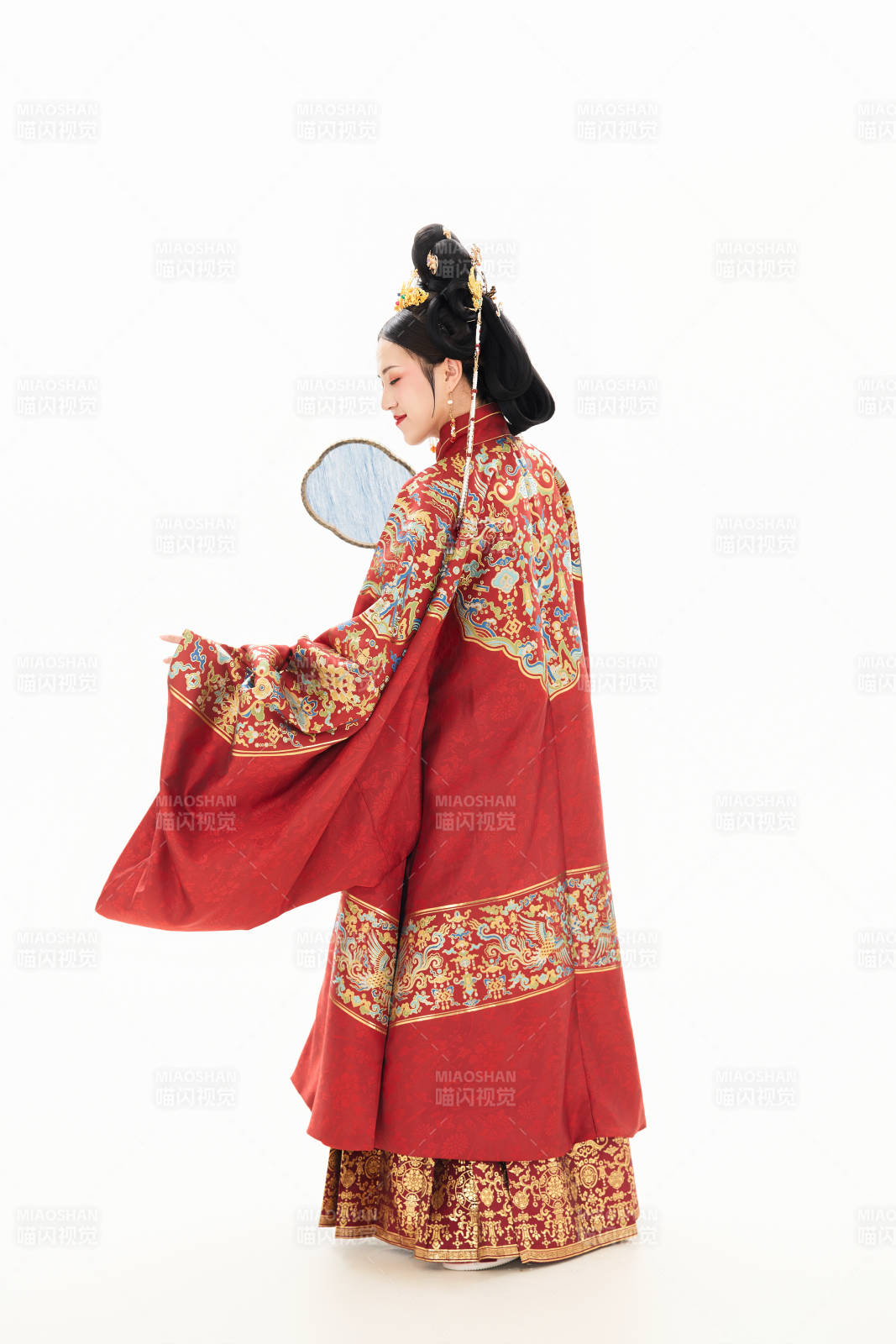 白色背景下穿着中国明朝明制汉服服饰的少女图片