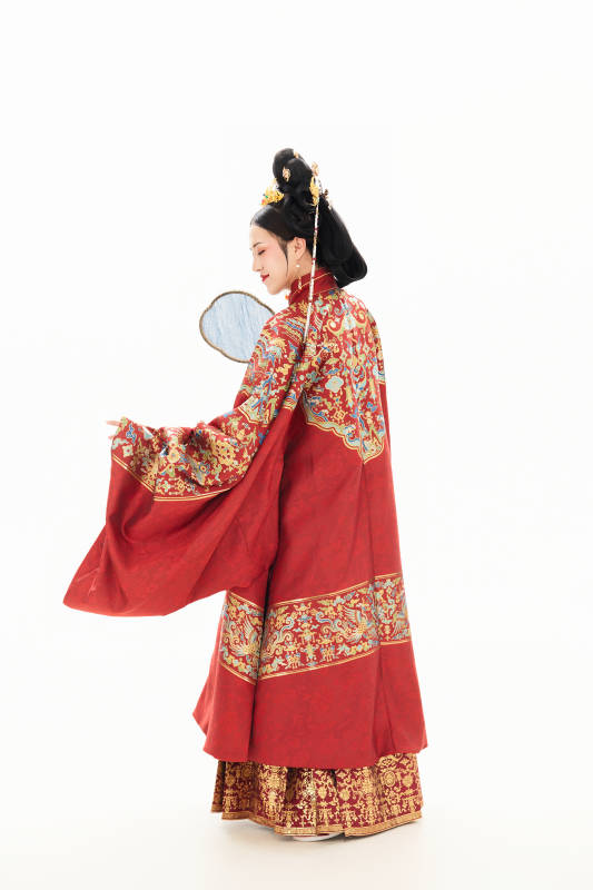 白色背景下穿着中国明朝明制汉服服饰的少女图片