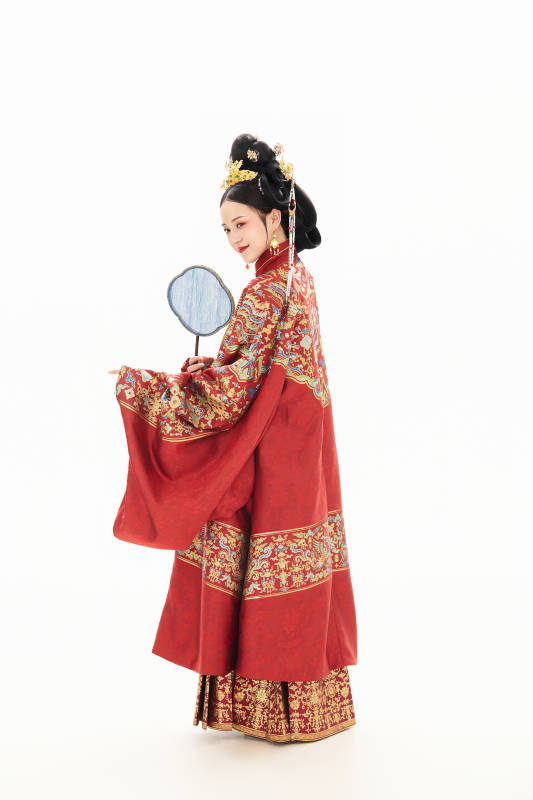 白色背景下穿着中国明朝明制汉服服饰的少女图片