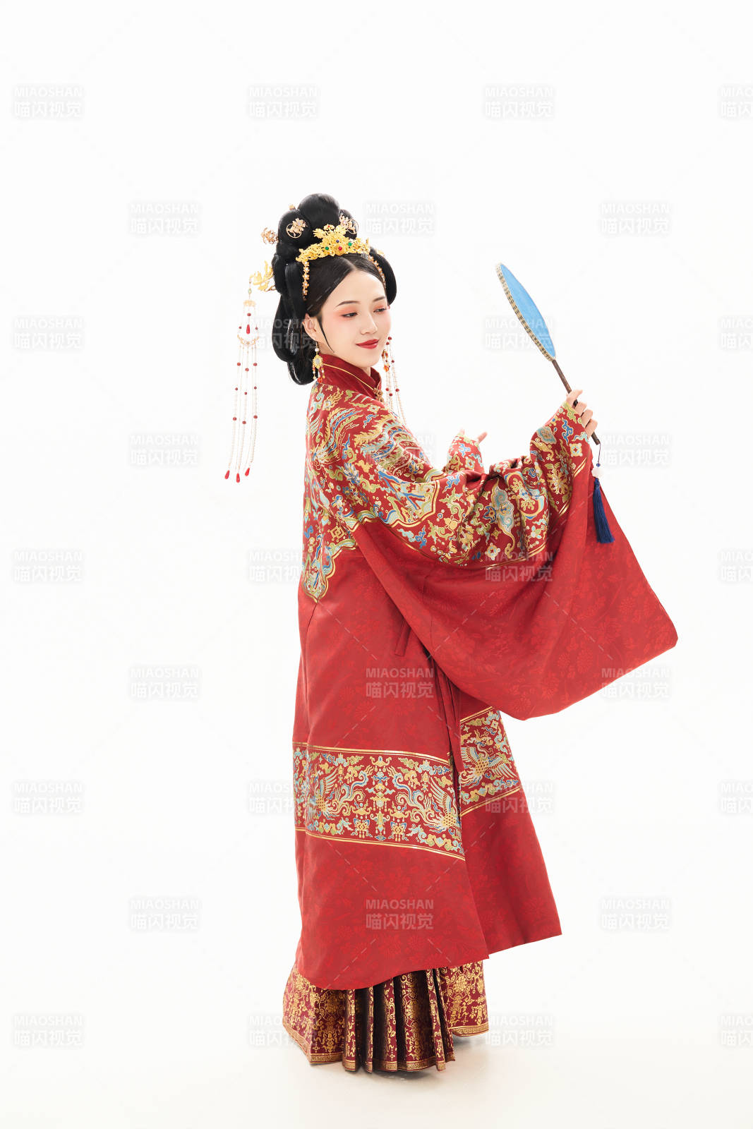 白色背景下穿着中国明朝明制汉服服饰的少女图片