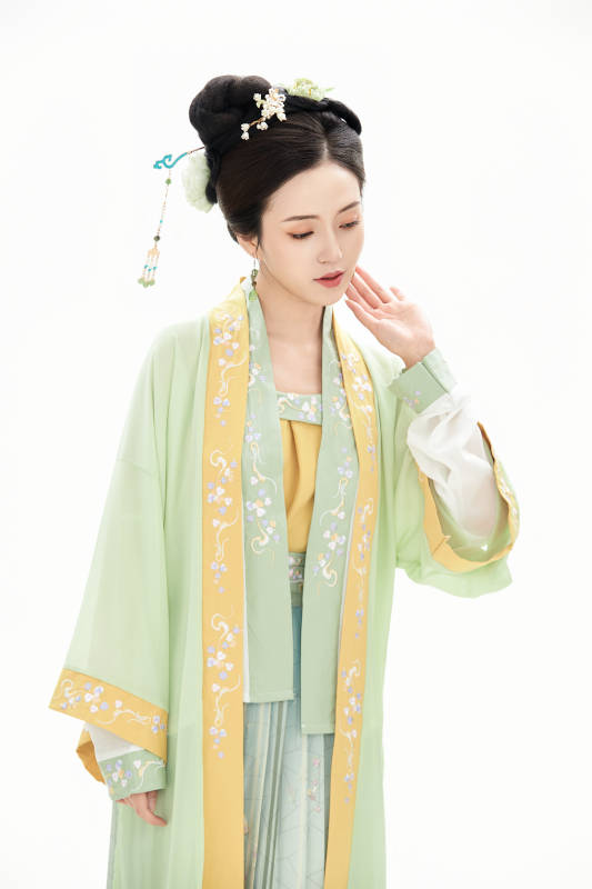 白色背景下穿着南北宋朝汉服的少女图片