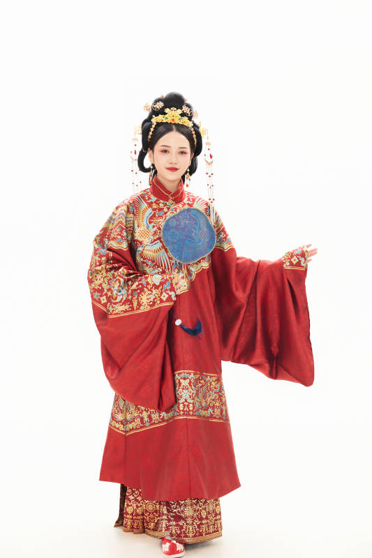 白色背景下穿着中国明朝明制汉服服饰的少女图片