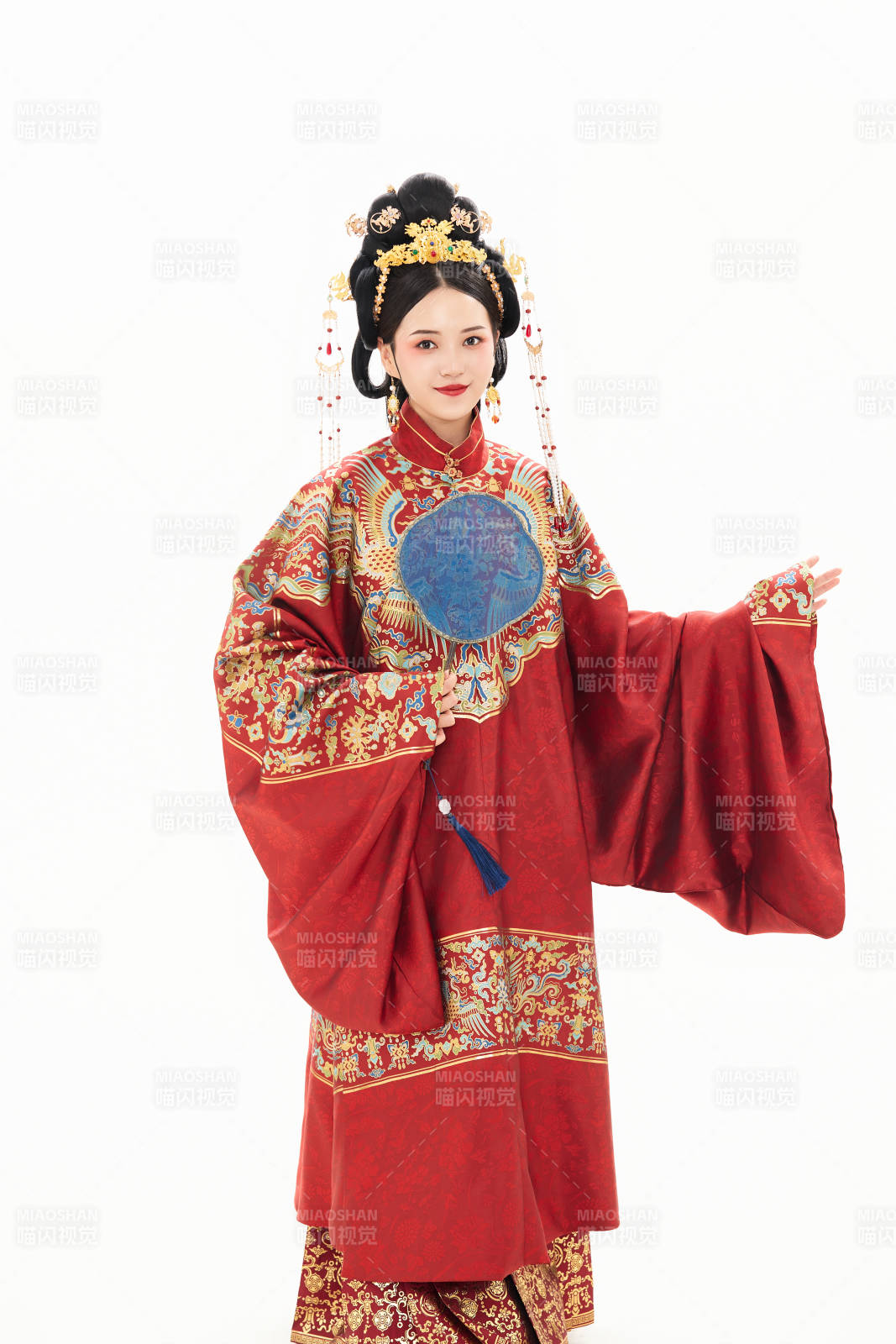 白色背景下穿着中国明朝明制汉服服饰的少女图片