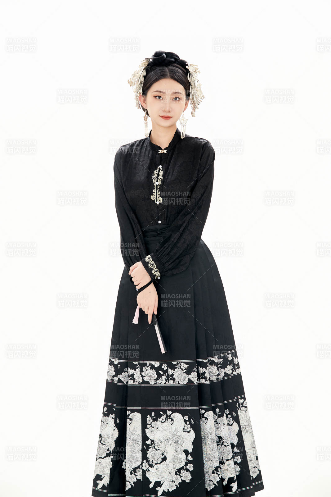 白色背景下穿着明制汉服服饰马面裙的少女图片