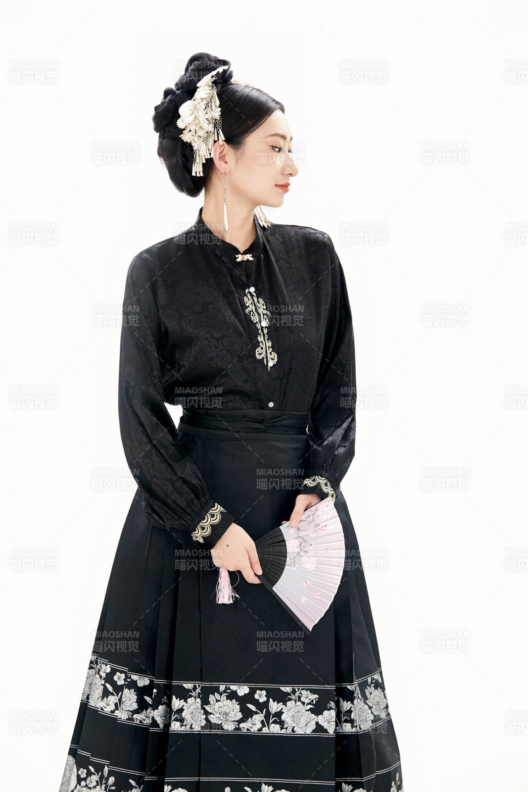 白色背景下穿着明制汉服服饰马面裙的少女图片