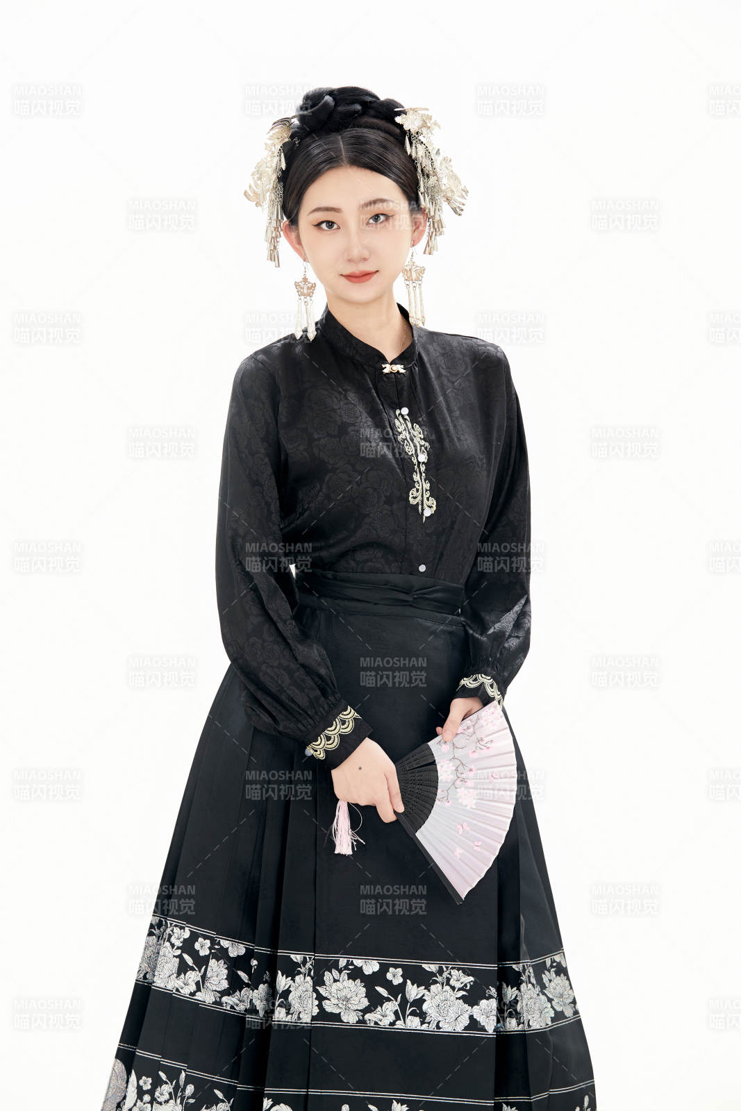 白色背景下穿着明制汉服服饰马面裙的少女图片