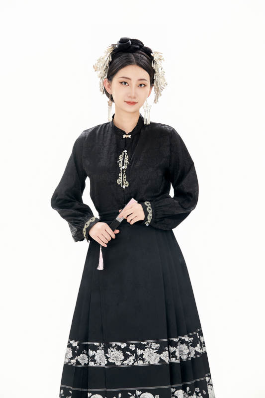 白色背景下穿着明制汉服服饰马面裙的少女图片