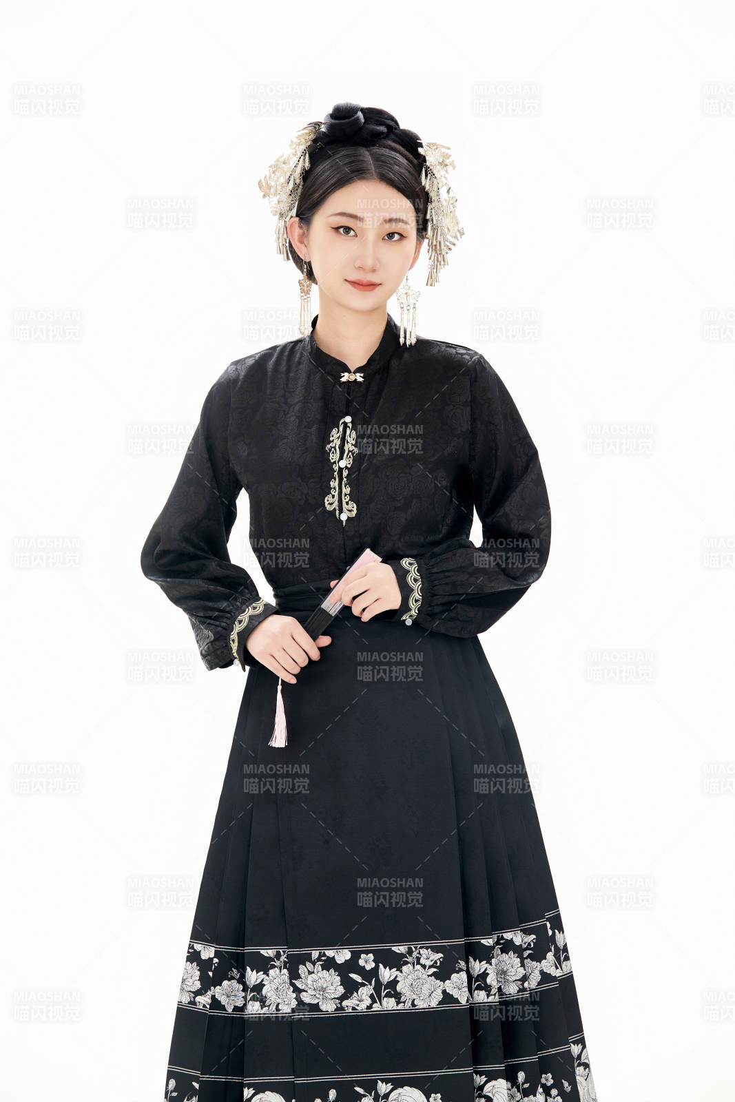 白色背景下穿着明制汉服服饰马面裙的少女图片