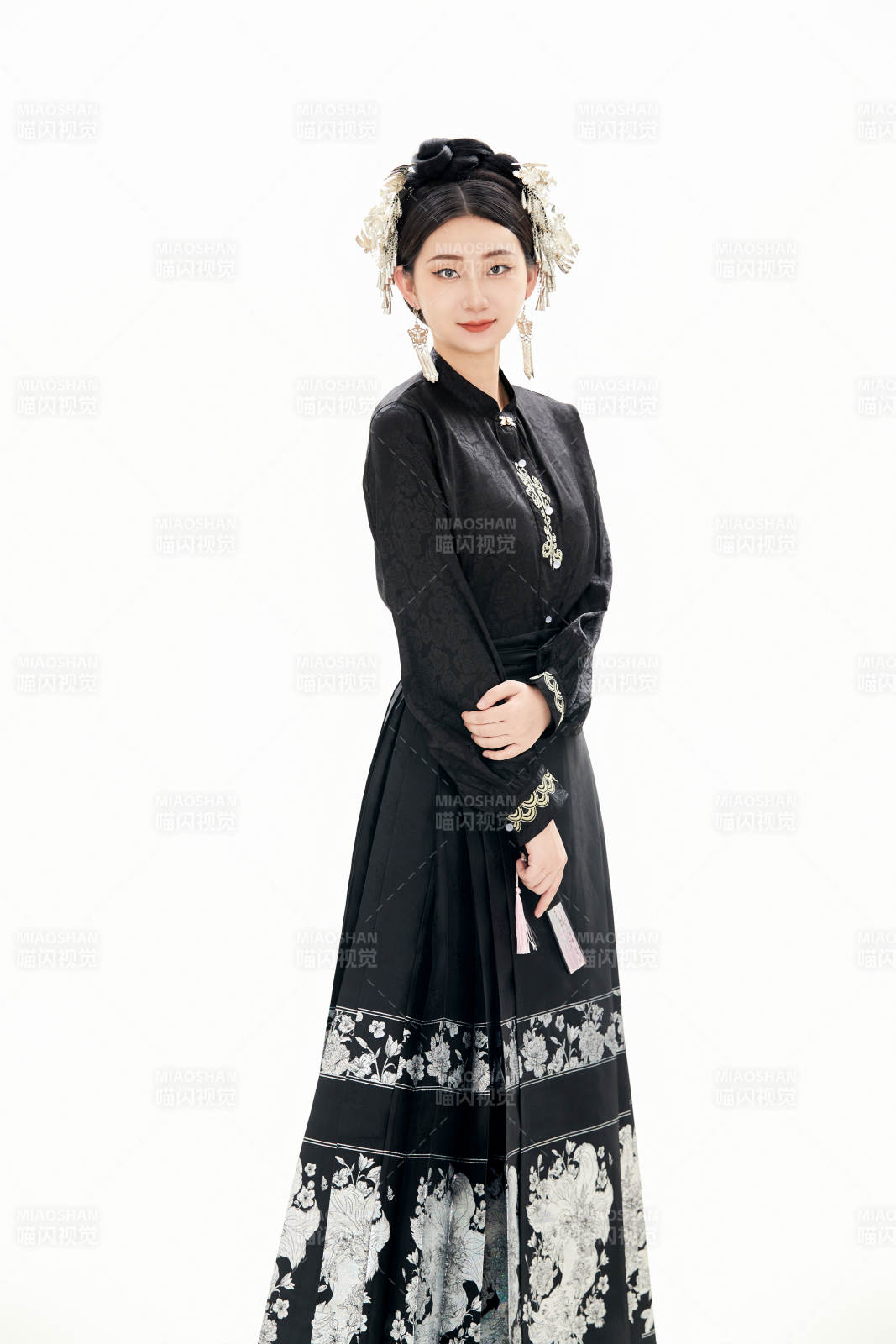白色背景下穿着明制汉服服饰马面裙的少女图片