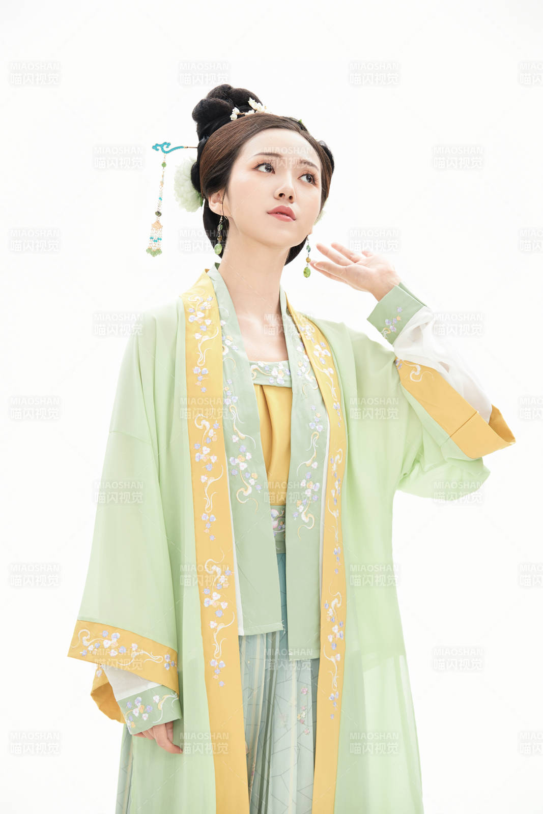 白色背景下穿着南北宋朝汉服的少女图片