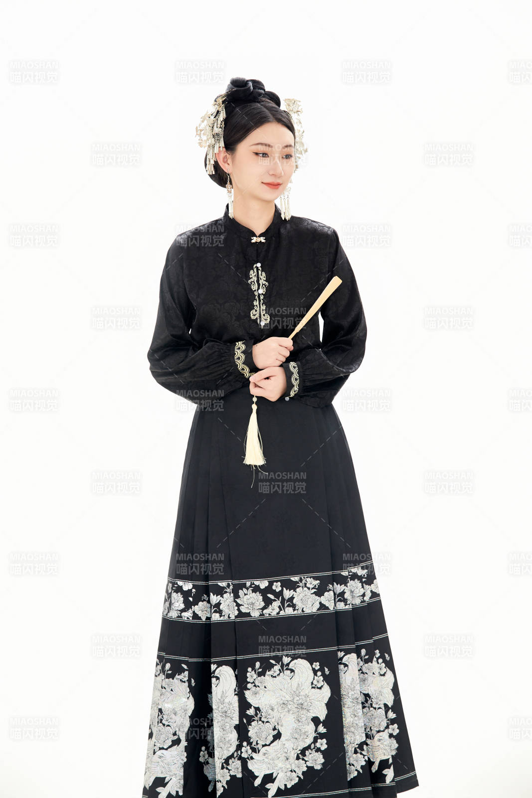 白色背景下穿着明制汉服服饰马面裙的少女图片