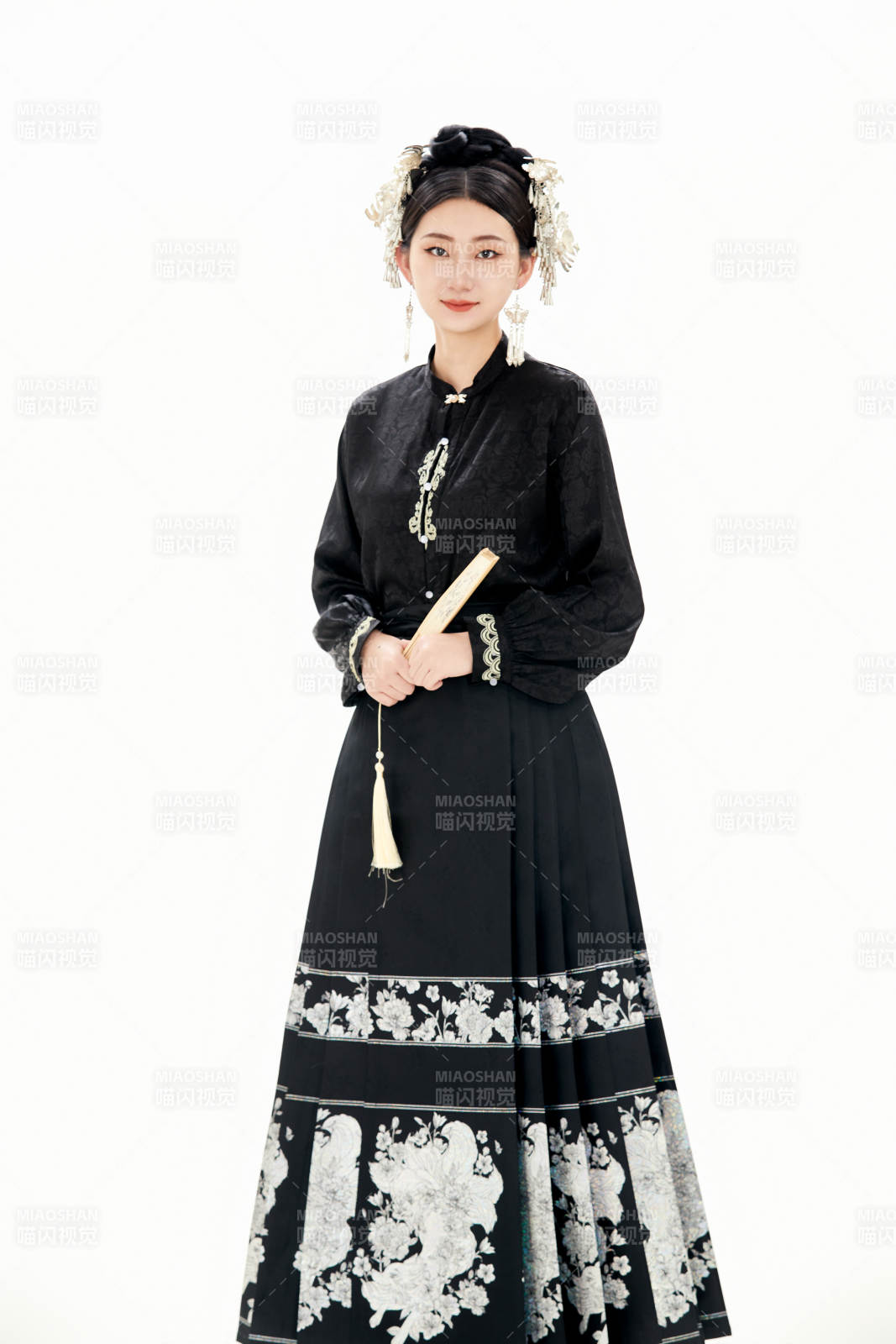 白色背景下穿着明制汉服服饰马面裙的少女图片