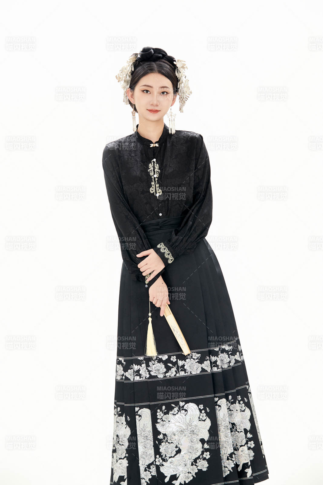 白色背景下穿着明制汉服服饰马面裙的少女图片