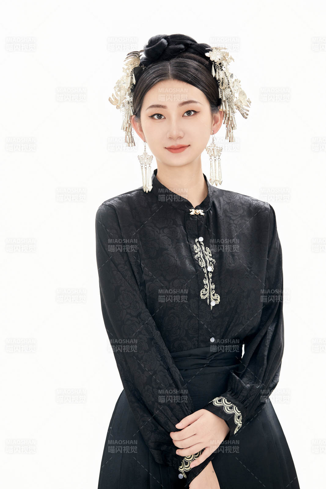 白色背景下穿着明制汉服服饰马面裙的少女图片