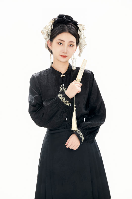 白色背景下穿着明制汉服服饰马面裙的少女图片