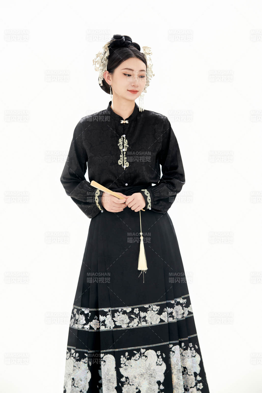 白色背景下穿着明制汉服服饰马面裙的少女图片