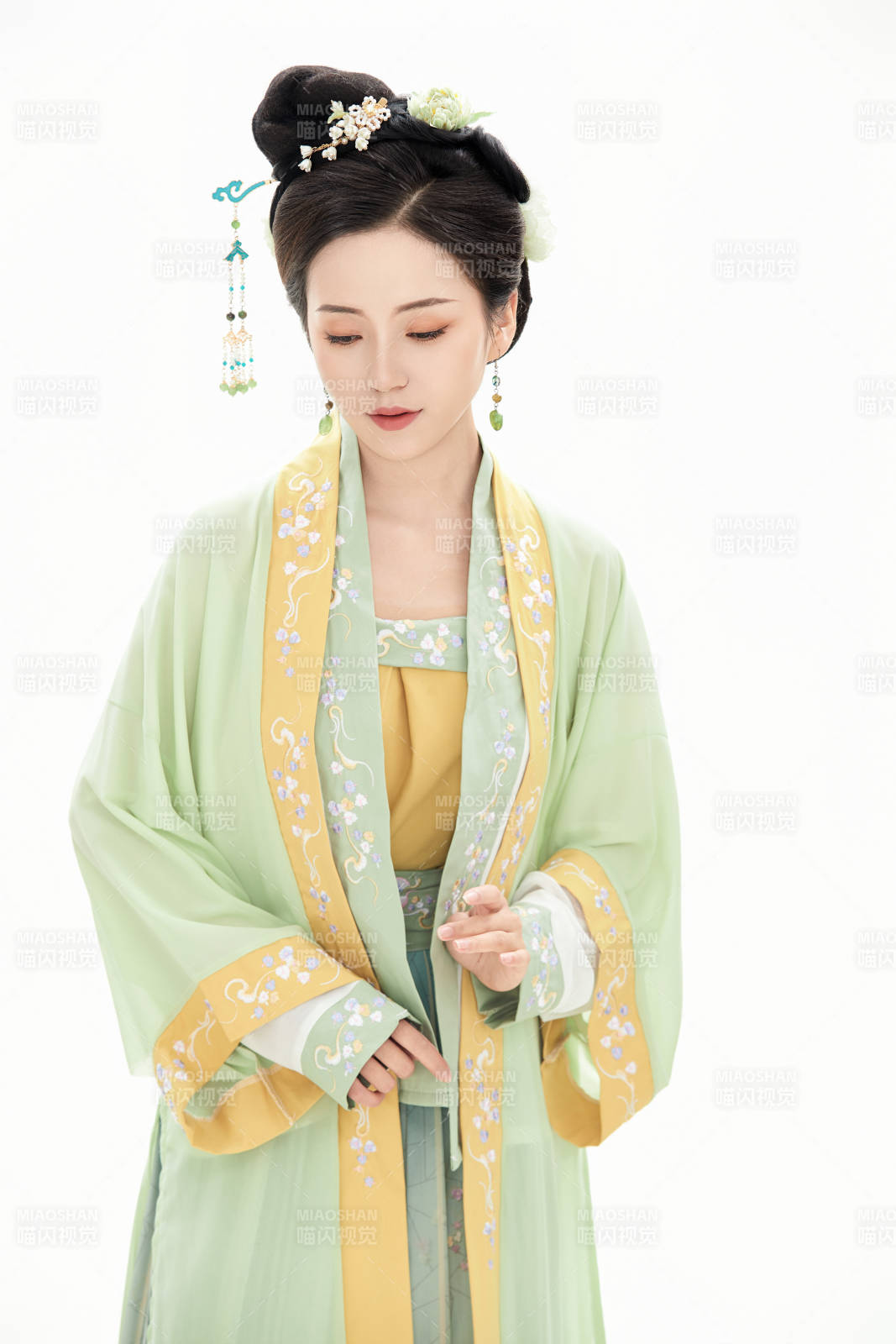 白色背景下穿着南北宋朝汉服的少女图片