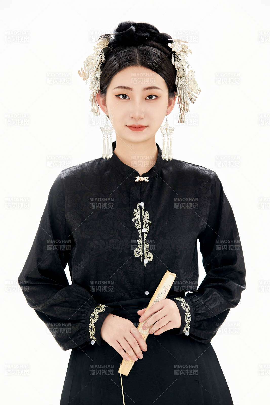 白色背景下穿着明制汉服服饰马面裙的少女图片