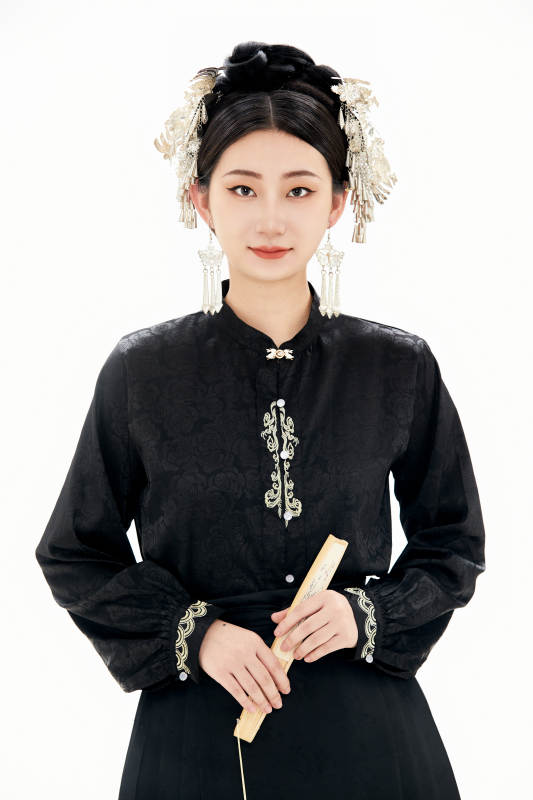 白色背景下穿着明制汉服服饰马面裙的少女图片