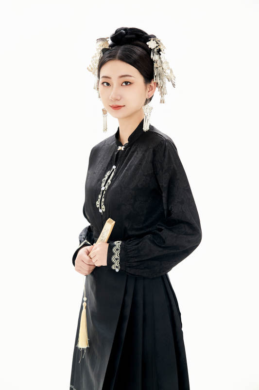 白色背景下穿着明制汉服服饰马面裙的少女图片