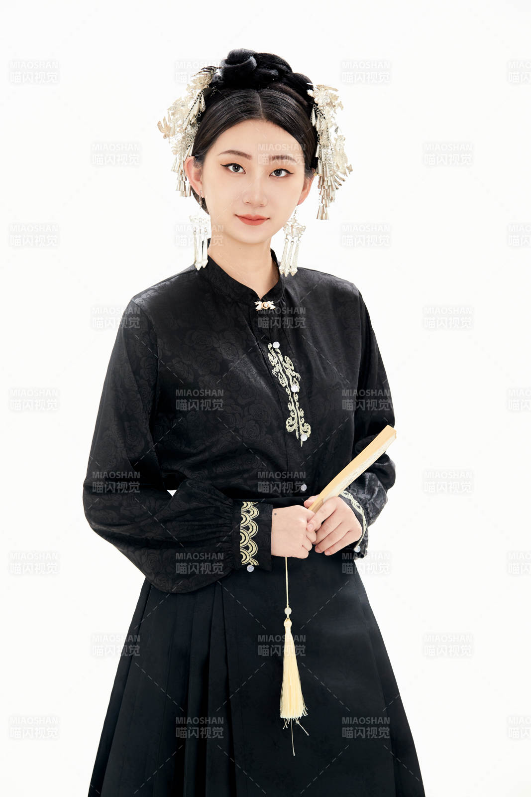 白色背景下穿着明制汉服服饰马面裙的少女图片