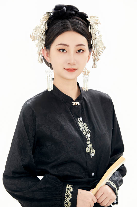 白色背景下穿着明制汉服服饰马面裙的少女图片