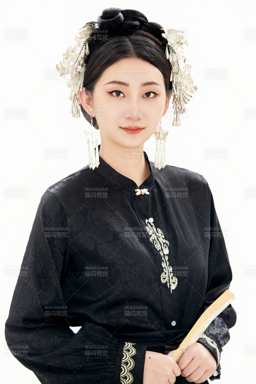 白色背景下穿着明制汉服服饰马面裙的少女图片