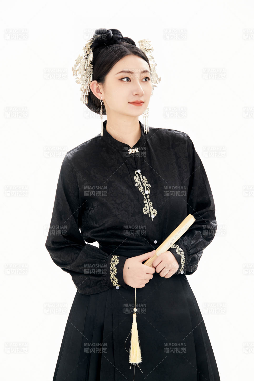 白色背景下穿着明制汉服服饰马面裙的少女图片