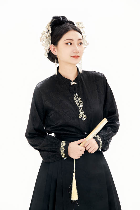 白色背景下穿着明制汉服服饰马面裙的少女图片