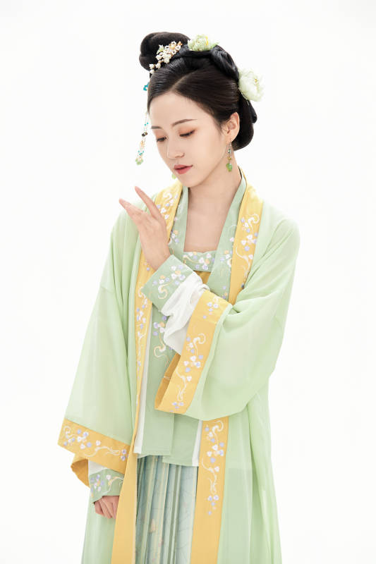 白色背景下穿着南北宋朝汉服的少女图片