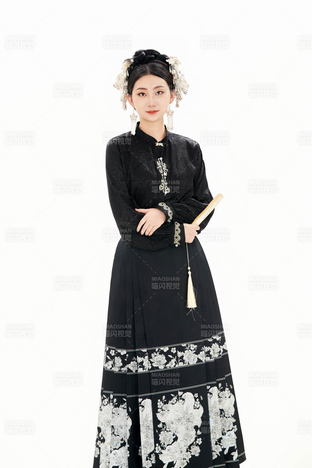 白色背景下穿着明制汉服服饰马面裙的少女图片