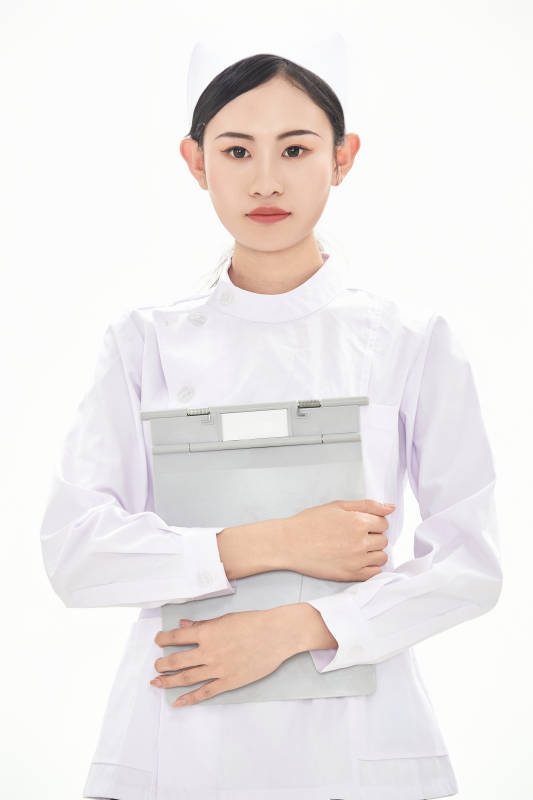 身穿护士服佩戴听诊器的女性医护人员图片