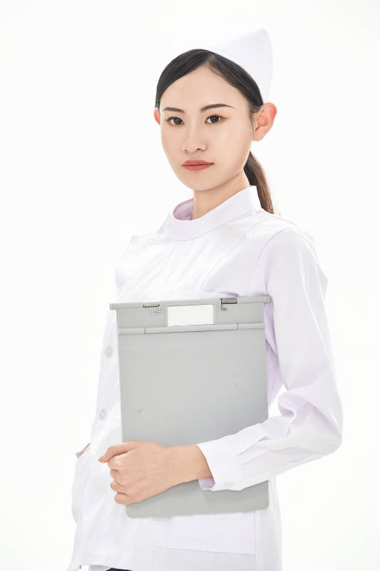 身穿护士服佩戴听诊器的女性医护人员图片
