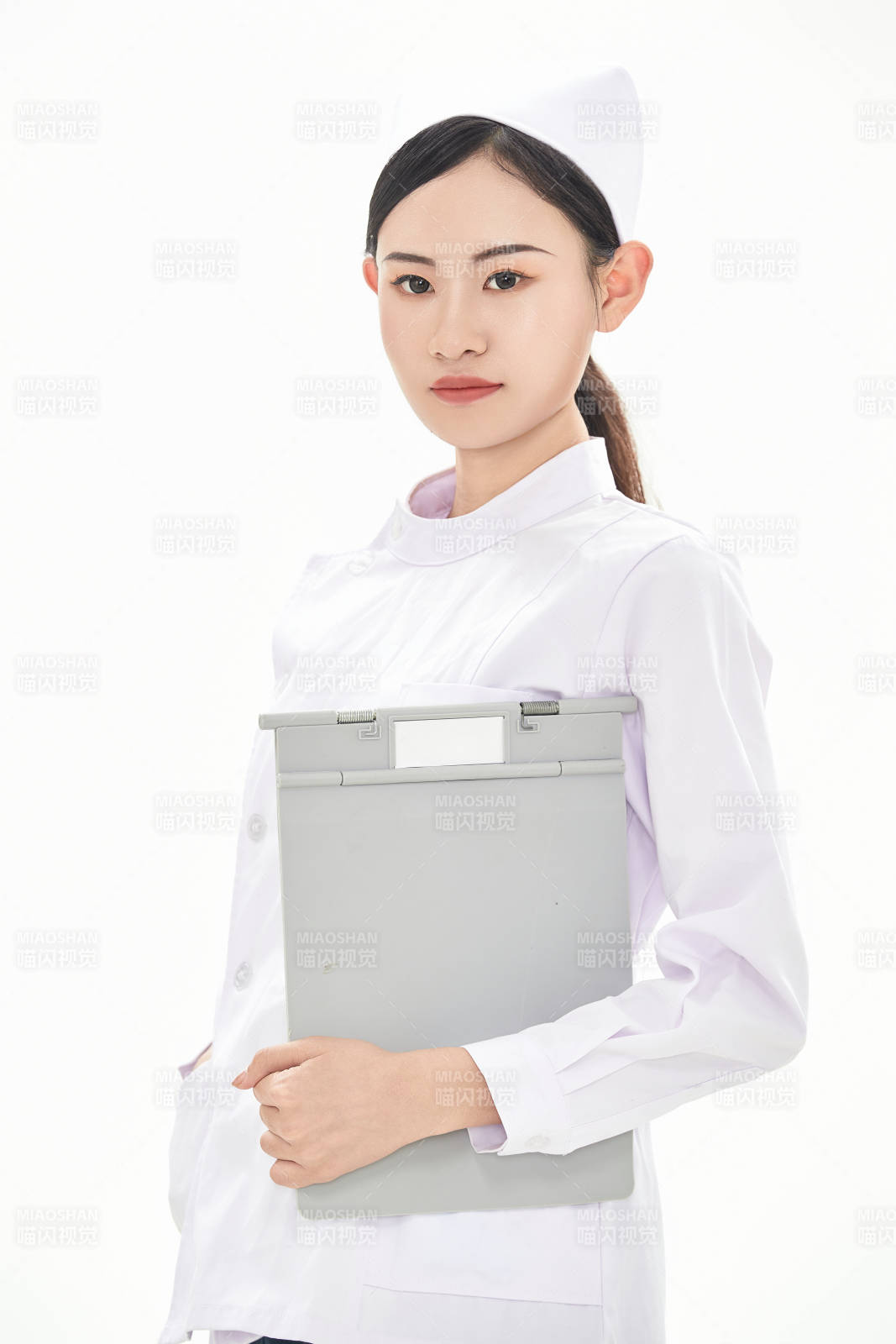 身穿护士服佩戴听诊器的女性医护人员图片