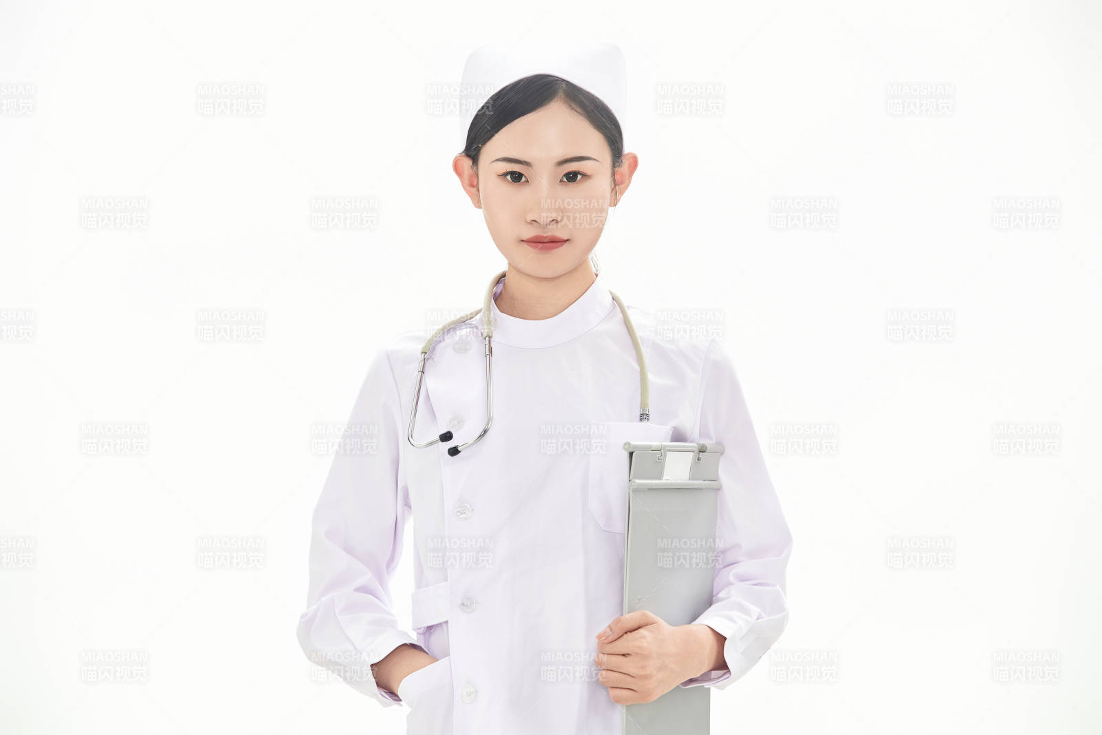 身穿护士服佩戴听诊器的女性医护人员图片