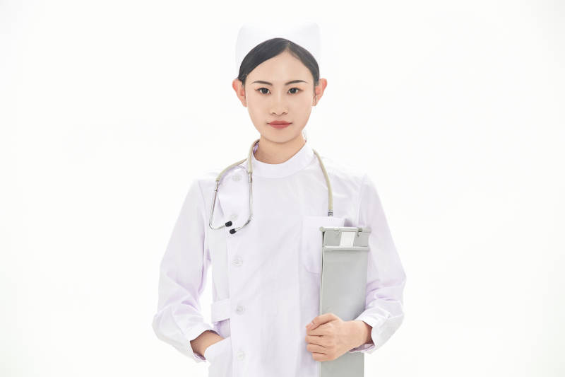 身穿护士服佩戴听诊器的女性医护人员图片