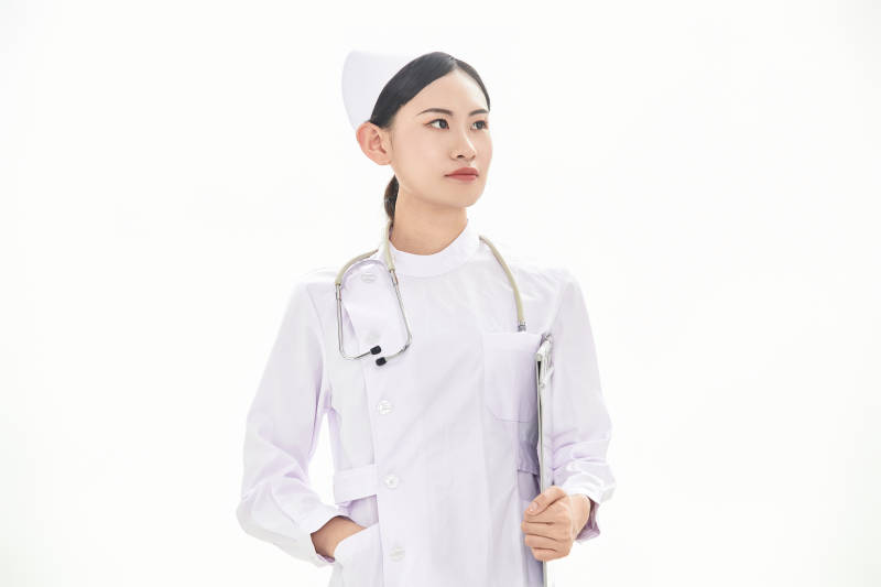 身穿护士服佩戴听诊器的女性医护人员图片