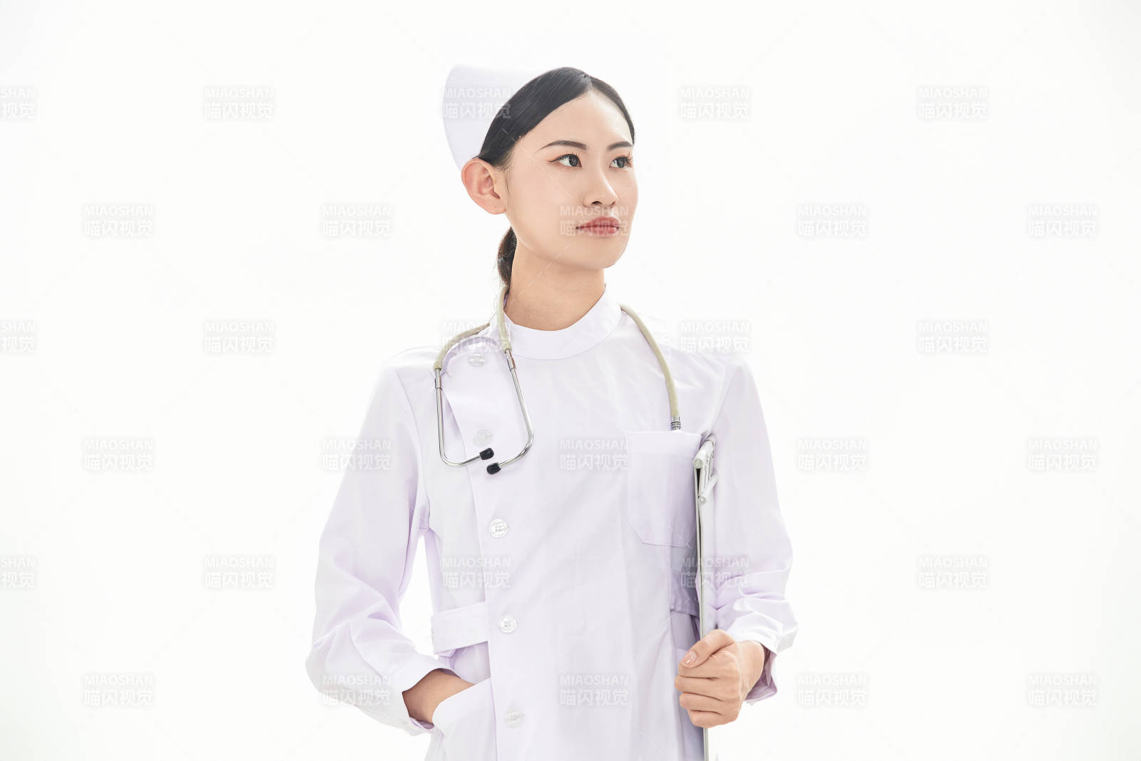身穿护士服佩戴听诊器的女性医护人员图片
