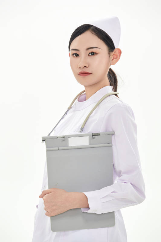 身穿护士服佩戴听诊器的女性医护人员图片