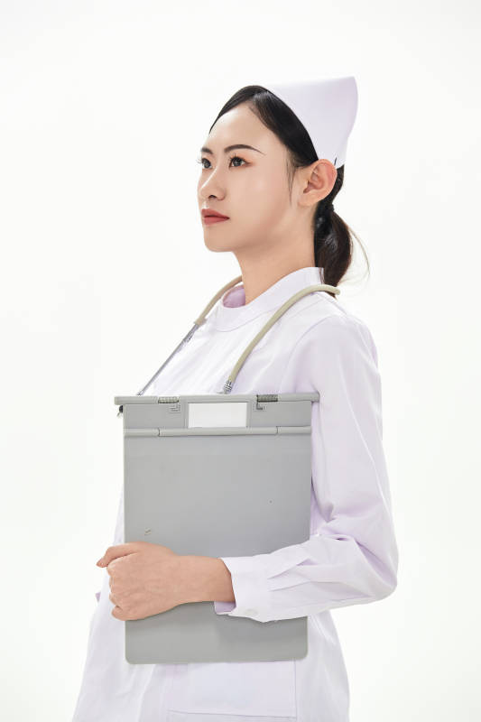 身穿护士服佩戴听诊器的女性医护人员图片