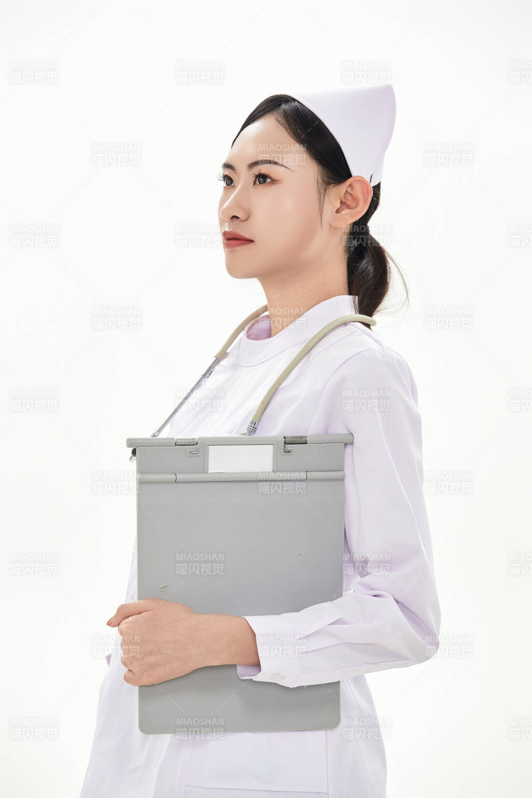 身穿护士服佩戴听诊器的女性医护人员图片