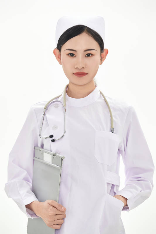 身穿护士服佩戴听诊器的女性医护人员图片