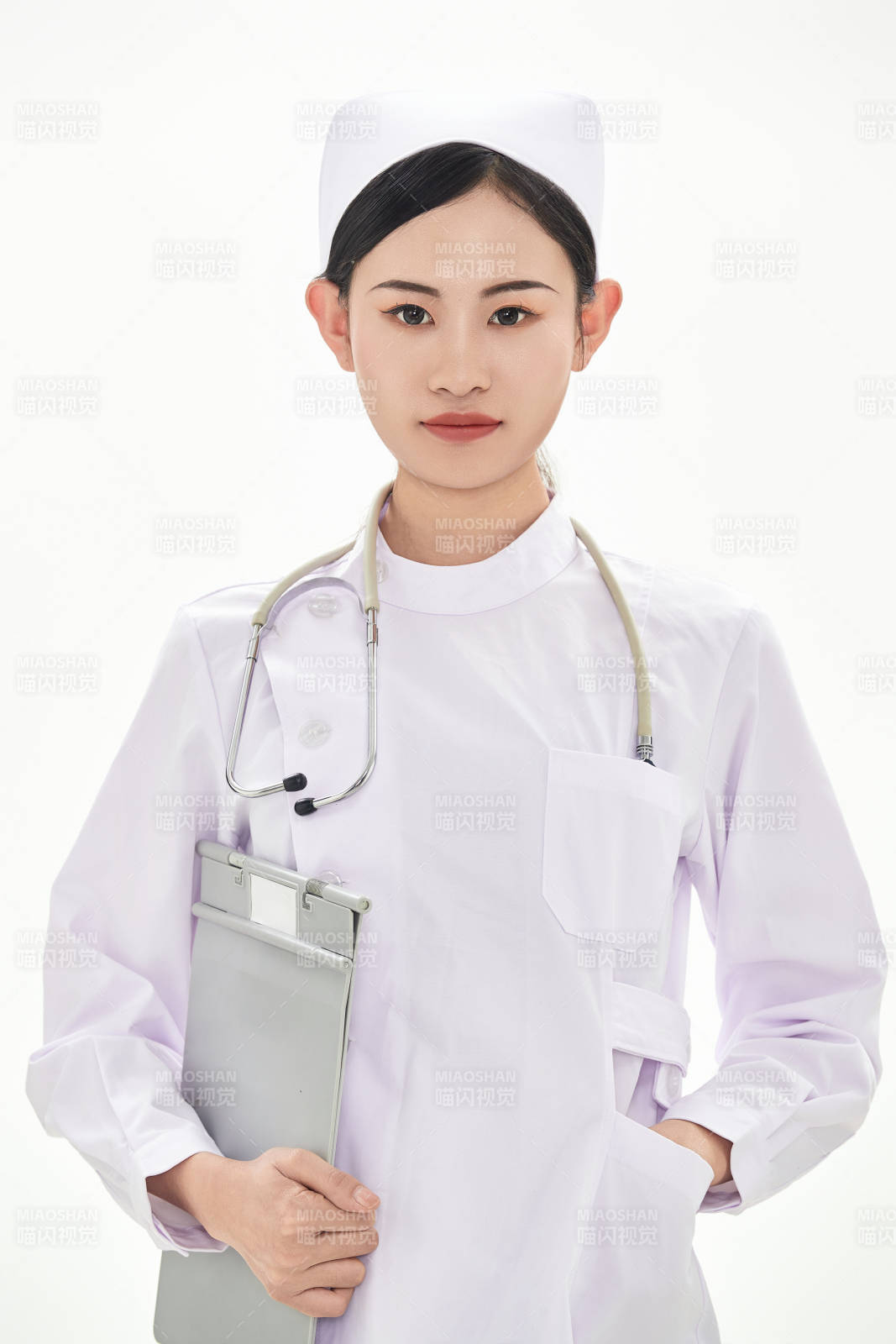 身穿护士服佩戴听诊器的女性医护人员图片
