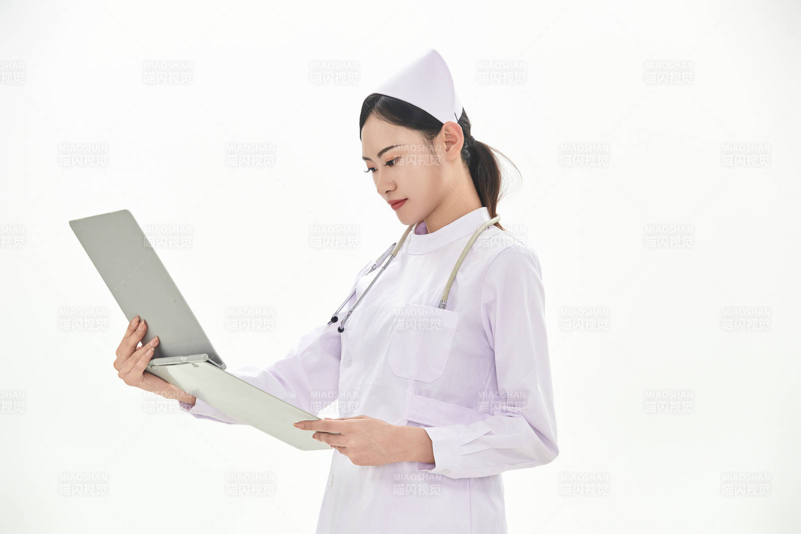 身穿护士服佩戴听诊器的女性医护人员图片