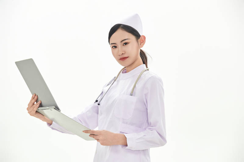 身穿护士服佩戴听诊器的女性医护人员图片