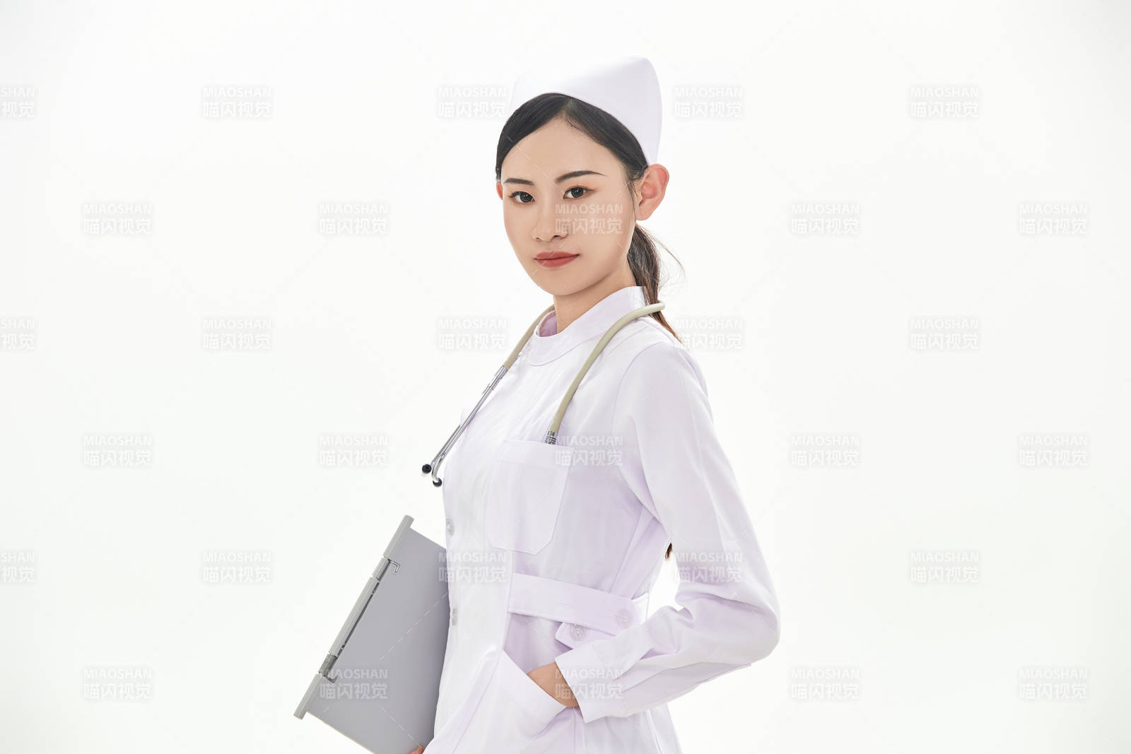 身穿护士服佩戴听诊器的女性医护人员图片