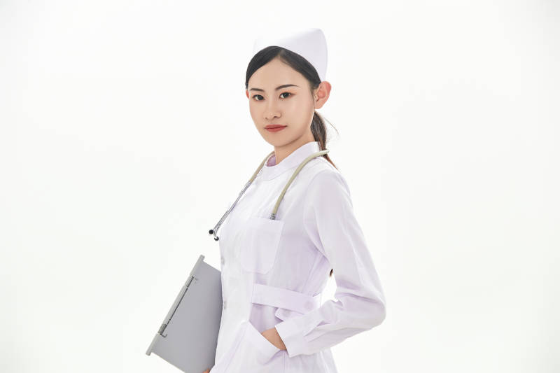 身穿护士服佩戴听诊器的女性医护人员图片