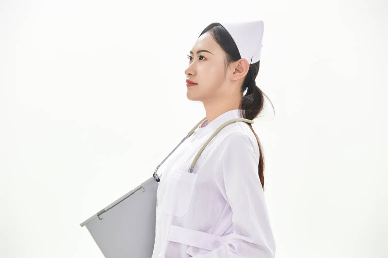 身穿护士服佩戴听诊器的女性医护人员图片
