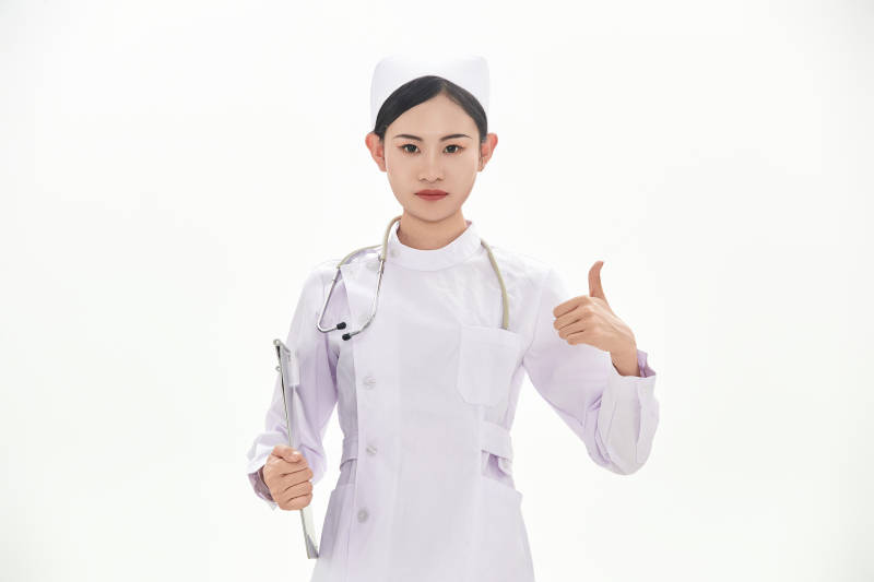 身穿护士服佩戴听诊器的女性医护人员图片